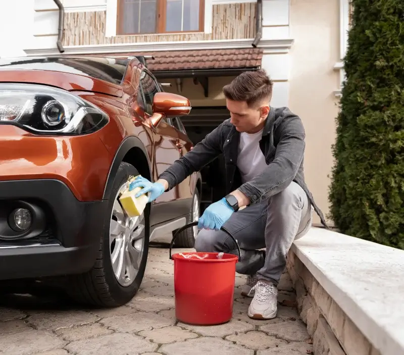 Lavage auto à domicile Montbrun-les-Bains : professionnel intervenant sur un véhicule
